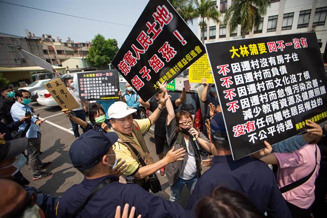 抗議居民要求陳其邁與他們對話，但陳僅向一鞠躬後便驅車離開，居民怒嗆「傲慢、烙跑市長」、「下一次要讓你失業」。（袁庭堯攝）