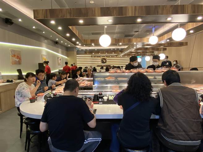 苗栗縣久逢乾旱，民眾為了省水增加外食頻率，尤其假日各大百貨商場美食街用餐人潮多，業者洗滌餐具的用水也增加。（巫靜婷攝）