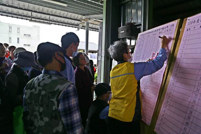 苗栗市公所10日上午10時，在維新客家文物館舉辦廚餘示範農場公開抽籤。（巫靜婷攝）