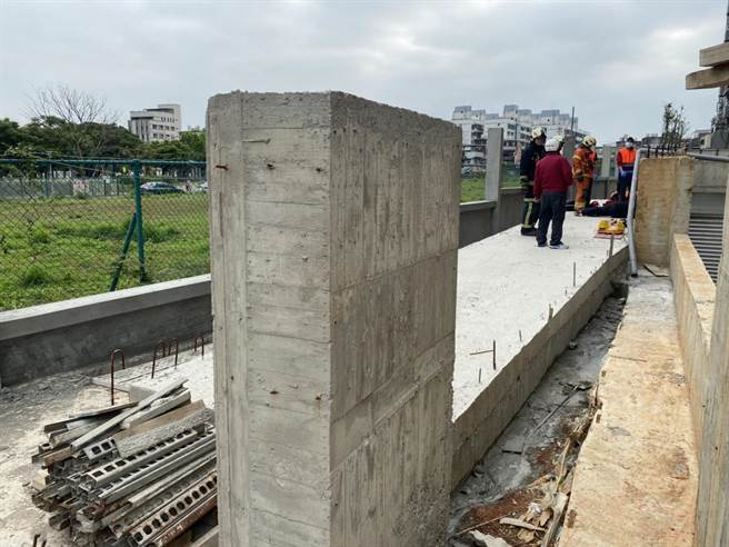 一名保全在晚間巡視工地時，不慎跌倒導致鋼筋直插眼窩與太陽穴之間而亡。（警方提供／邱立雅桃園傳真）