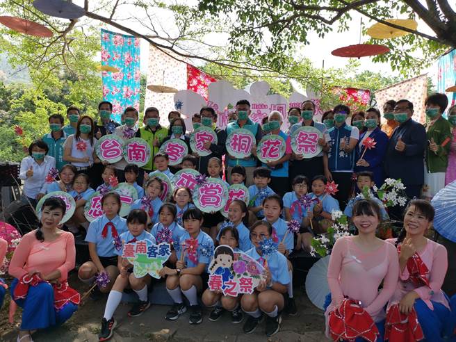 台南市首次辦理台南客家桐花祭，10日於梅嶺福來梅園花樹下舉辦浪漫藝文饗宴。（劉秀芬攝）