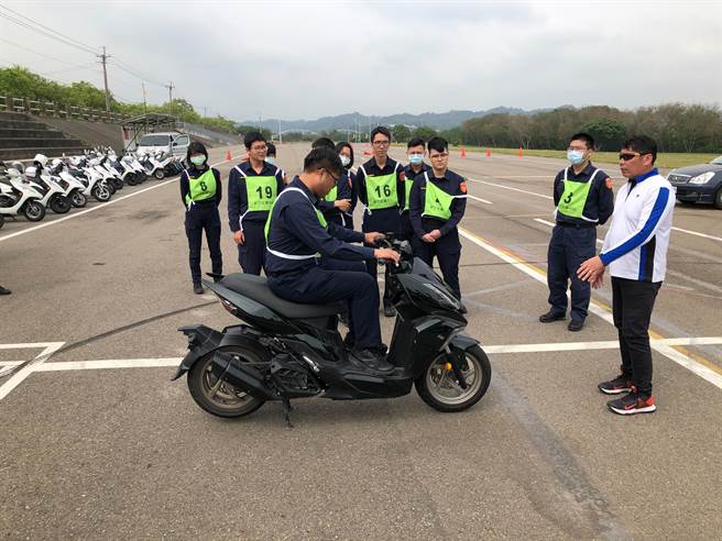 苗栗縣警察局邀請新竹安全駕駛教育中心教練，訓練員警汽、機車駕駛技術及建立防禦駕駛觀念。（苗栗縣警局提供／巫靜婷苗栗傳真）