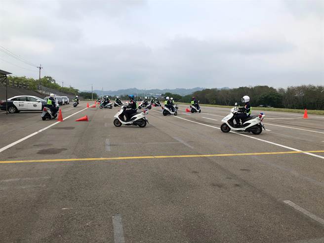 苗栗縣警察局邀請新竹安全駕駛教育中心教練，訓練員警汽、機車駕駛技術及建立防禦駕駛觀念。（苗栗縣警局提供／巫靜婷苗栗傳真）