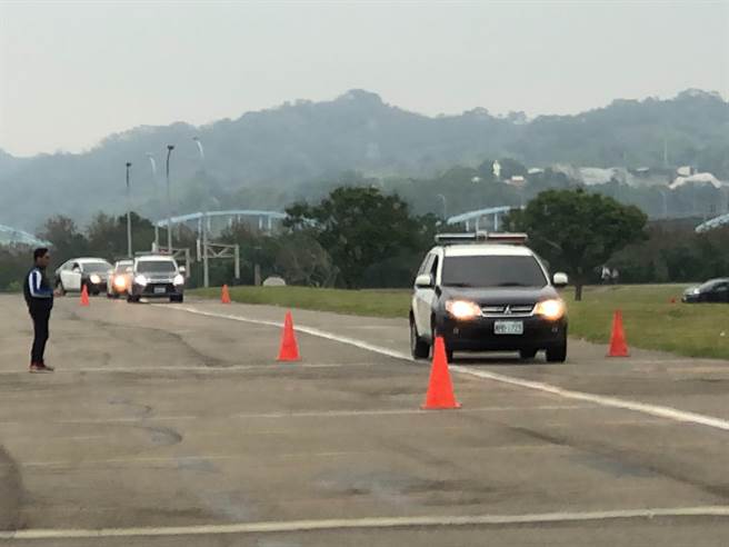 苗栗縣警察局邀請新竹安全駕駛教育中心教練，訓練員警汽、機車駕駛技術及建立防禦駕駛觀念。（苗栗縣警局提供／巫靜婷苗栗傳真）