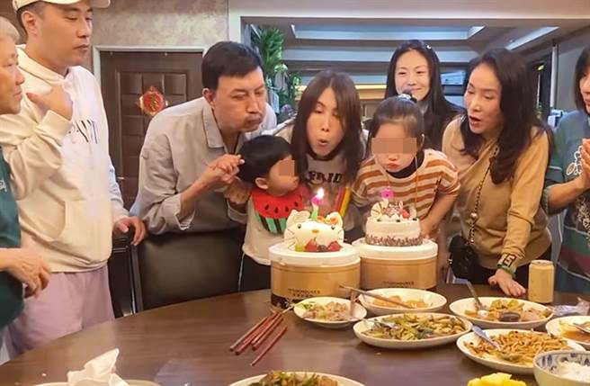 余苑绮抱着一对儿女开心吹蜡烛。（图／翻摄自余祥铨Ken脸书）