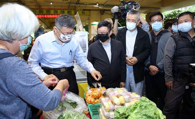 信义房屋创办人周俊吉(右三)与台北市长柯文哲(左二)一同参加「您酿了梅 脆梅DIY」活动，以实际行动挺台湾农产品。(图/信义房屋提供)