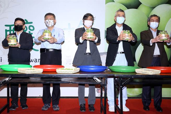 台北市长柯文哲(左二)与信义房屋创办人周俊吉(右二)一同参加「您酿了梅 脆梅DIY」活动，体验手作青梅。(图/信义房屋提供)