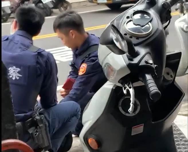 一名男子持刀挥舞吓坏路人，警获报制伏后将他送医。（撷自脸书／邱立雅桃园传真）