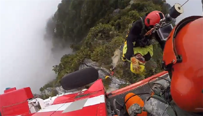 男山友攀登太魯閣大山高山症發作，全身抽搐無法行動，黑鷹直升機驚險吊掛。(王志偉翻攝)