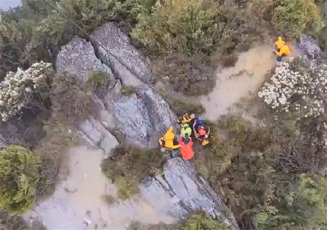男山友攀登太魯閣大山高山症發作，全身抽搐無法行動，黑鷹直升機驚險吊掛。(王志偉翻攝)
