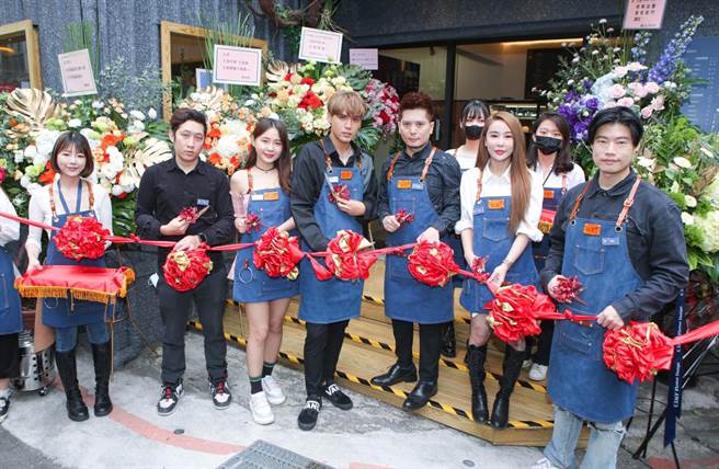 陈零九与女友呼呼今一同出席「Nine Tea 九茶」开幕剪彩。（吴松翰摄）