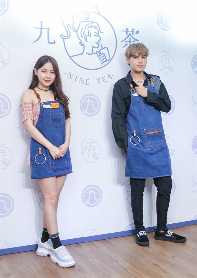 陈零九与女友呼呼今一同出席「Nine Tea 九茶」开幕剪彩。（吴松翰摄）
