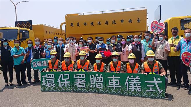 台南市长黄伟哲（第二排深蓝夹克黄领者）感谢环保署长张子敬（第二排中蓝背心者）同意拨款1亿8000万经费，环保署赠送台南市53辆环保车，为台南市垃圾清运提升效率。（程炳璋摄）