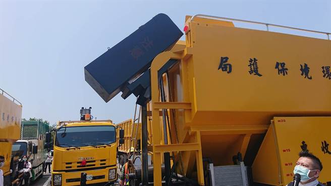 新的厨余车可自动将厨余桶倒入后车斗，不须清洁队员搬运。（程炳璋摄）