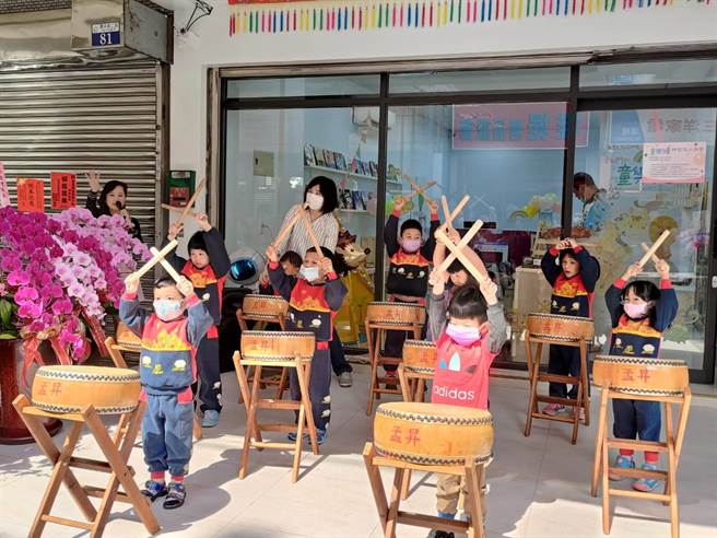 由孟升幼儿园小朋友表演太鼓开场。（市议员徐瑄沣服务处提供）