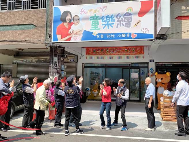 徐瑄沣向到场参加活动的贵宾及小朋友与家长们表达谢意。（市议员徐瑄沣服务处提供）