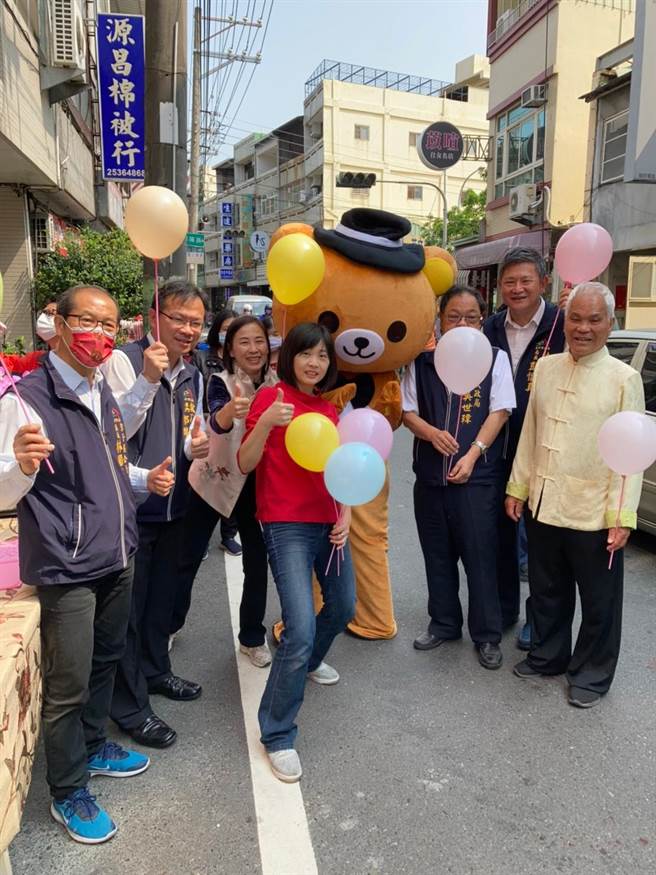 徐瑄沣欢迎家长与小朋友充分使用《我们的童乐绘》现场的玩具与绘本，让各界一起快乐成长与学习。（市议员徐瑄沣服务处提供）