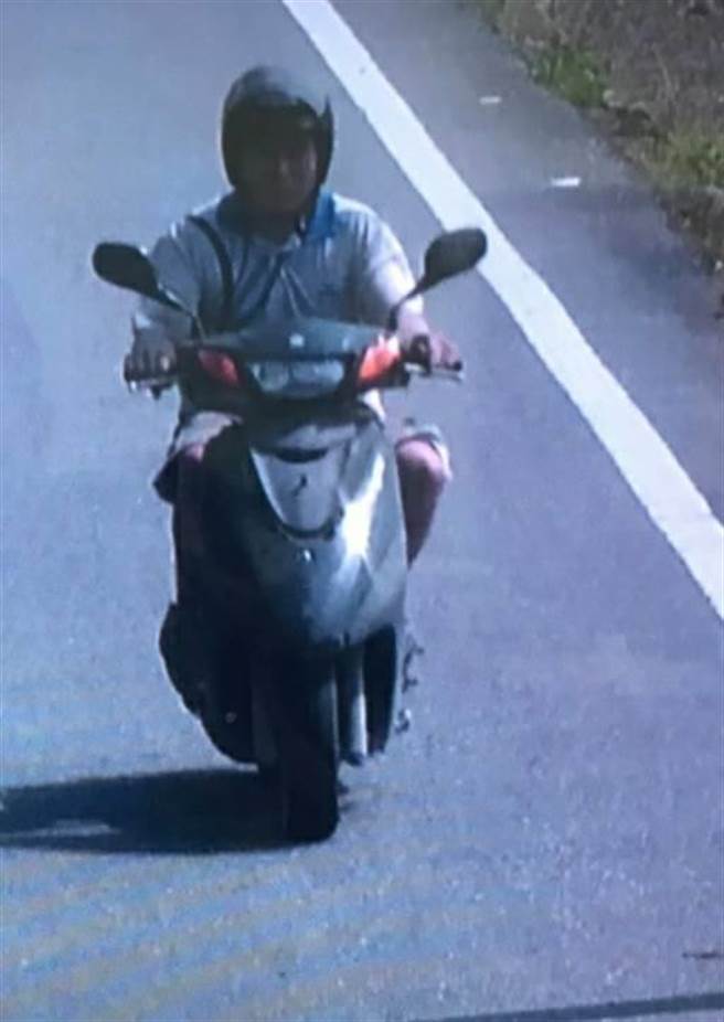 「阿好」骑乘机车离开铁路意外事故现场被拍到。（读者提供／王志伟花莲传真）