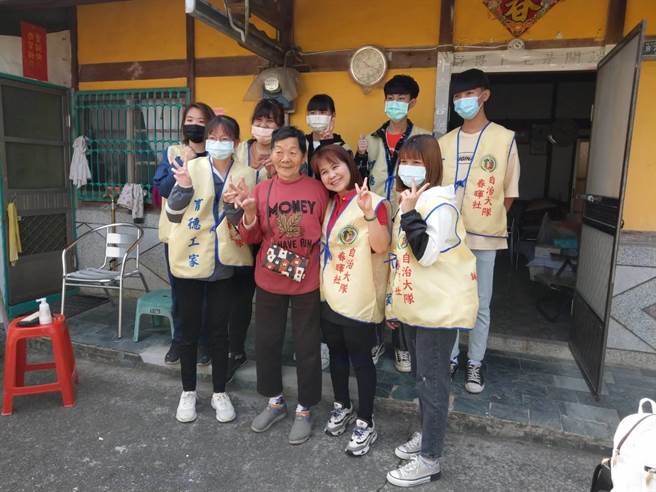 台南市白河區公所與育德工家合作，邀美髮科學生幫獨老義剪。（白河區公所提供／劉秀芬台南傳真）