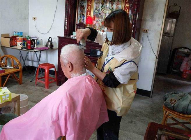 台南市白河區公所與育德工家合作，邀美髮科學生幫獨老義剪。（白河區公所提供／劉秀芬台南傳真）