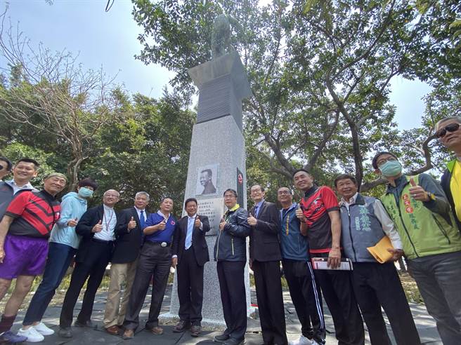 台南市長黃偉哲今天也到場見證黃茂卿紀念碑揭碑儀式。(曹婷婷攝)