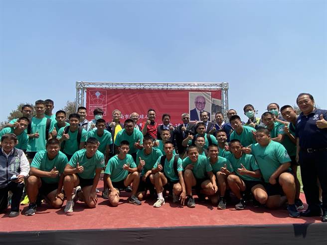 台南市橄欖球協會紀念「台南市橄欖球之父」黃茂卿百歲冥誕。(曹婷婷攝)