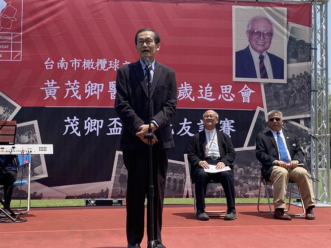 骨科名醫杜元坤熱愛橄欖球，啟蒙者就是黃茂卿，「我一輩子都在追求他所留給我們的橄欖球偉大夢想」。(曹婷婷攝)