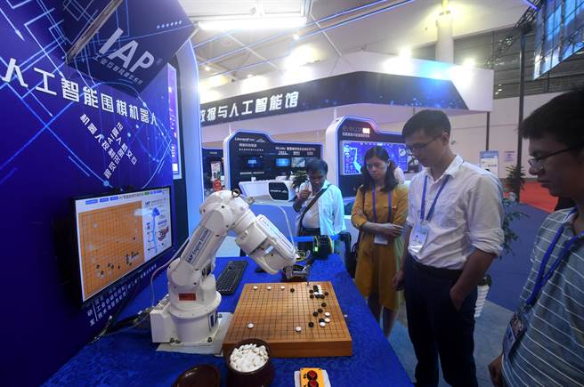 沃克认为，大陆在数据累积、应用程式与AI整合上已领先美国；但美国基础科技较完备，能走得更远。图为大陆研发的AI围棋机器人与民眾弈棋。(图/中新社)