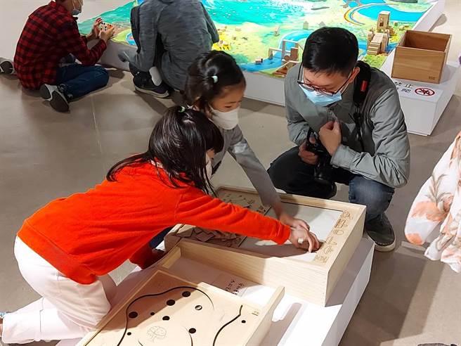 「城市河流Wonderland：丑泥怪原画特展」今（10日）于新北市美丽永安艺文中心正式开幕，展出《丑泥怪》绘本原画以及互动体验装置。（文化局提供）