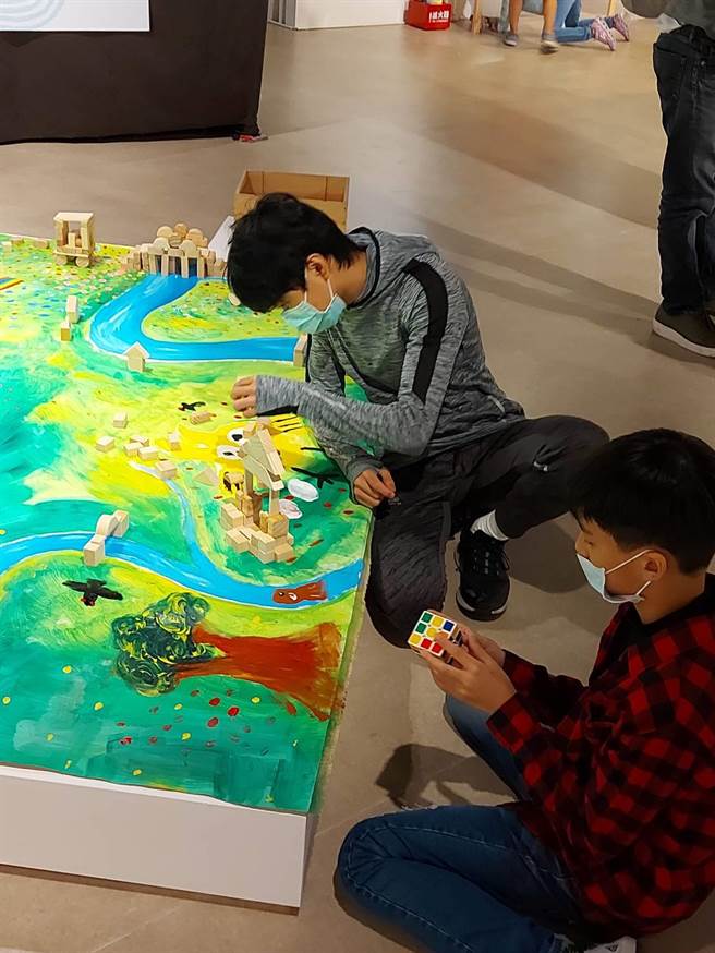 「城市河流Wonderland：丑泥怪原画特展」今（10日）于新北市美丽永安艺文中心正式开幕，展出《丑泥怪》绘本原画以及互动体验装置。（文化局提供）