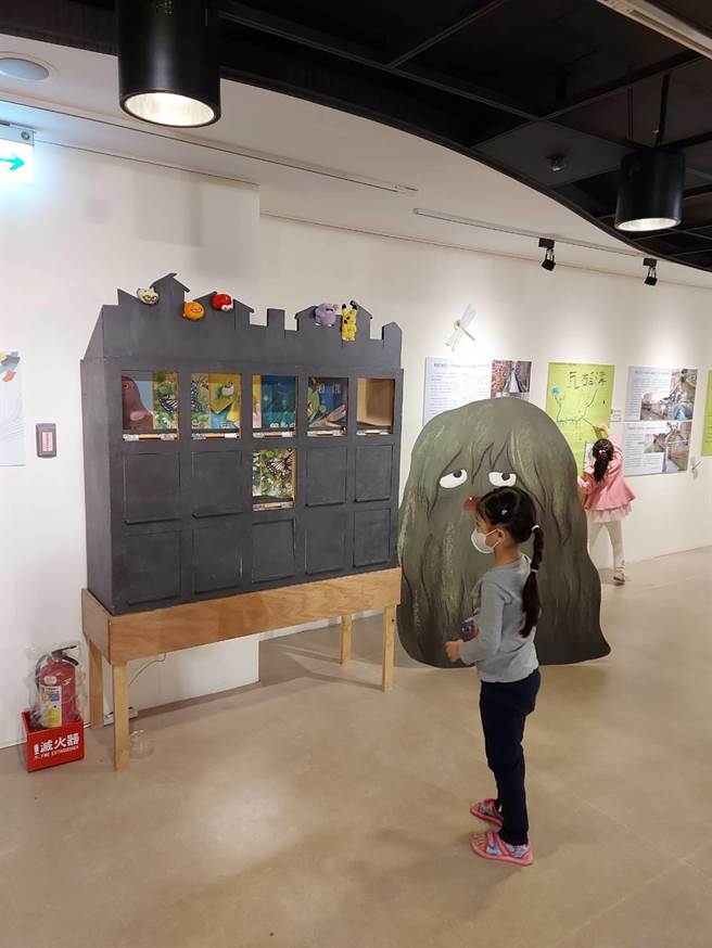 「城市河流Wonderland：丑泥怪原画特展」今（10日）于新北市美丽永安艺文中心正式开幕，展出《丑泥怪》绘本原画以及互动体验装置。（文化局提供）