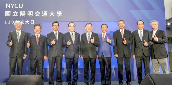 陽明交大表彰7位傑出校友左至右為，盧豐裕、李英珍、莊承德、交大校友總會理事長郝挺、陽明交通大學校長林奇宏、鍾榮昌、何俊輝、鄭重、吳銘雄。（校方提供／羅浚濱新竹傳真）