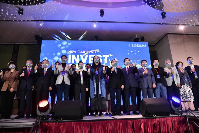 第4届亚太创新高峰会今在板桥新板希尔顿酒店登场，经济部长王美花、卫福部长暨妇权基金会董事长陈时中、行政院政委唐凤与罗秉成、侯友宜共襄盛举。(许哲瑗摄)