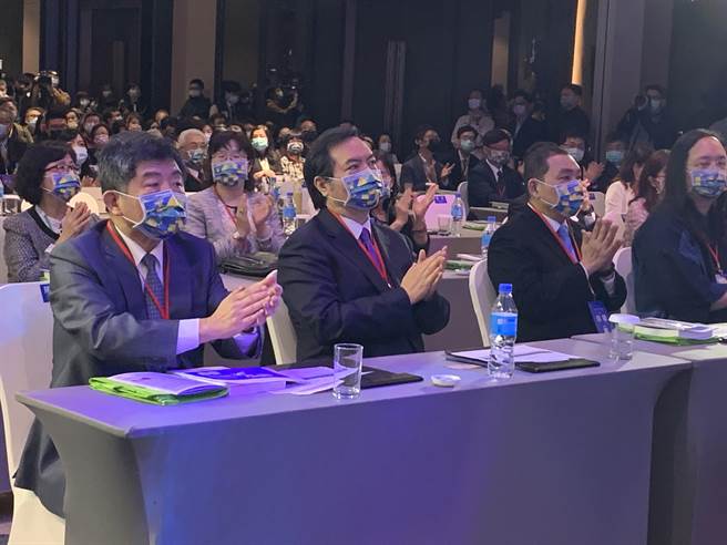 陈时中与侯友宜座在罗秉成两侧，全程除了致词外，几乎零互动。（许哲瑗摄）