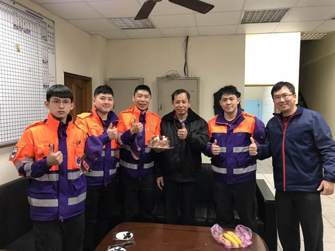 沈男（右三）命危经大园消防队员郭育诚（左一）、王亚中（左二）、刘尚文（中）及柯丞浩（右二）救回一命，特地到队上与大园分队长陈伟柏（右1）一起庆祝重生。（消防提供／蔡依珍桃园传真）