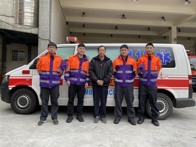 大园消防分队员郭育诚（左一）、王亚中（左二）、柯丞浩（右二）、刘尚文（右一），成功将OHCA的沈男救回，分队为他庆祝重生。（消防提供／蔡依珍桃园传真）