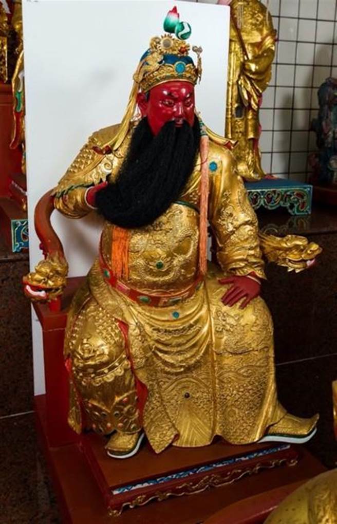 苗栗县政府办理「2019年至2020年苗栗县狮山前山地区宗教文物普查暨调查研究计画」，普查发现多件雕塑精美的泥塑神像，图为文衡圣帝。（苗栗县政府文观局提供／巫静婷苗栗传真）