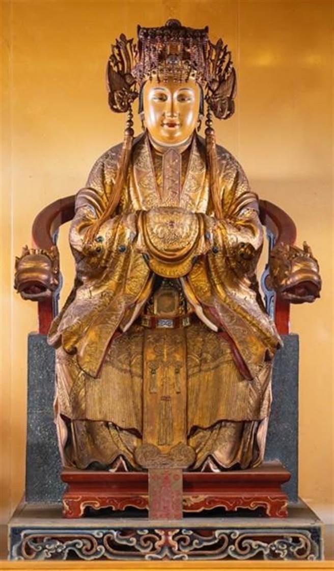 苗栗县政府办理「2019年至2020年苗栗县狮山前山地区宗教文物普查暨调查研究计画」，普查发现多件雕塑精美的泥塑神像，图为天上圣母。（苗栗县政府文观局提供／巫静婷苗栗传真）