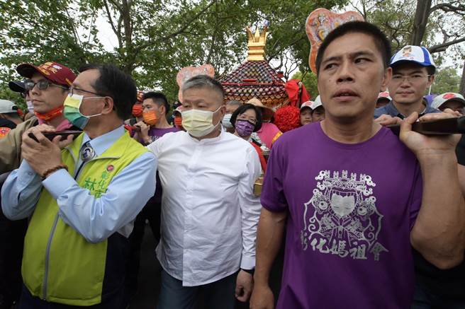 大甲妈銮轿中午进入彰化市，大甲镇澜宫董事长顏清标全程随行。（谢琼云摄）