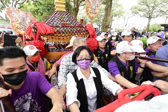 彰化县长王惠美、前议长白鸿森接下妈祖銮轿。（谢琼云摄）