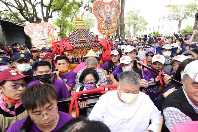 彰化县长王惠美、前议长白鸿森接下妈祖銮轿。（谢琼云摄）
