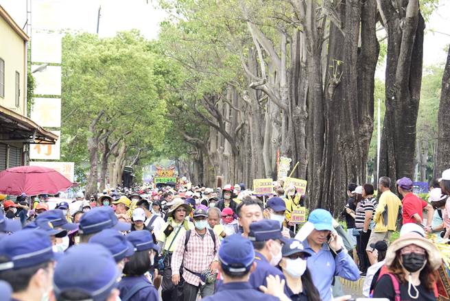 大甲妈遶境随香信徒人潮比起往年略减，但人流仍十分壮观，銮轿比预定行程晚了2小时才进入彰化市。（谢琼云摄）