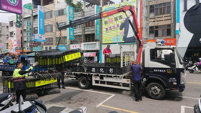 彰化警方重兵戒备，并首度出动600面拒马进驻民生地下道准备将路口全面净空，管制人流车流进出。（警方提供／谢琼云彰化传真）