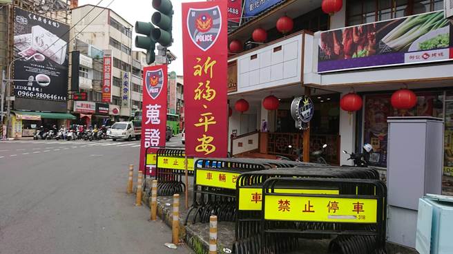 彰化警方重兵戒备，并首度出动600面拒马进驻民生地下道准备将路口全面净空，管制人流车流进出。（警方提供／谢琼云彰化传真）