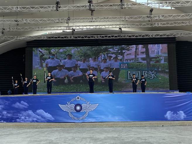 国防部、台中市府教育局10日在台中市举办「2021年全国高级中等学校仪队竞赛」中部地区初赛。（卢金足摄）
