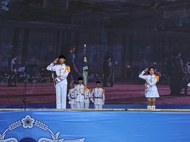 参赛学校仪队融入热门乐风等多元创新元素，展现青春活力。（卢金足摄）