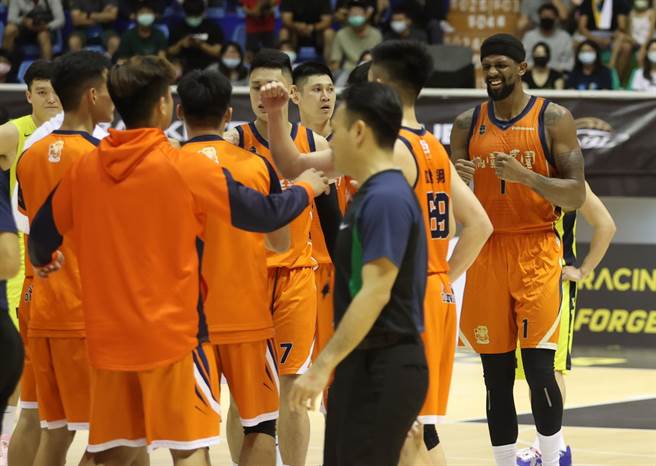 确定惊险拿下胜利后，璞园洋将乔丹不禁露出苦笑表情。(中华篮协提供)