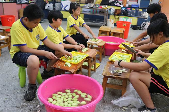 小朋友们亲手将青梅与青芒果腌渍成美味珍馐。(曹婷婷摄)