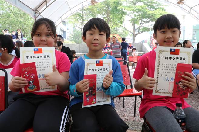 嘉义县中埔乡公所今10日在嘉槟文化馆举办国中小学第5届「艺起童乐」学生艺文联展，同时颁发优秀学生奖助学金。（嘉义县政提供∕吕妍庭嘉义传真）