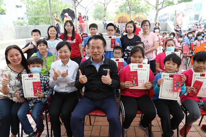 嘉义县中埔乡公所今10日在嘉槟文化馆举办国中小学第5届「艺起童乐」学生艺文联展，同时颁发优秀学生奖助学金。（嘉义县政提供∕吕妍庭嘉义传真）